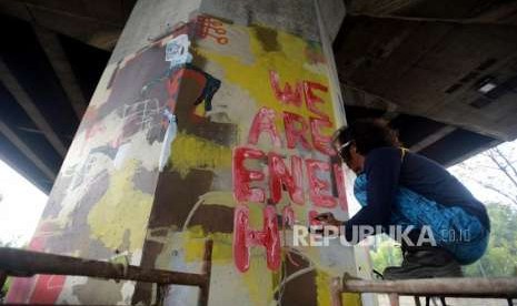 Sejumlah seniman membuat mural saat kompetisi mural di Jalan Layang Tol Rawamangun - Pulogadung, Jakarta, Sabtu (4/8).