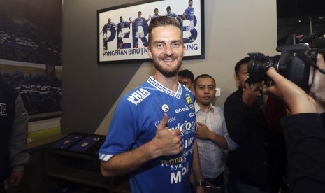 Rene-Artur Absen, Persela Tak Merasa Diuntungkan