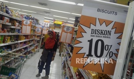 Calon pembeli saat berbelanja di Supermarket Giant, Mampang Prapatan, Jakarta, Ahad (23/6).