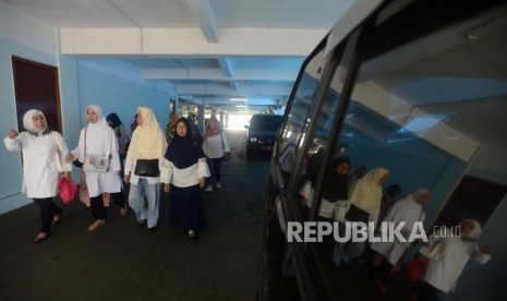 Sejumlah korban calon jamaah First Travel saat akan melakukan pengaduan di Kantor Inspektorat Kementerian Agama, Jakarta, Senin (28/1).