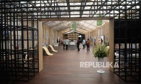 Pameran Budaya Nusantara. Pengunjung melihat pameran kebudayaan tanah air di pavilliun Indonesia saat Pertemuan Tahunan IMF - Bak Dunia, Nusa Dua, Bali, Selasa (9/10).