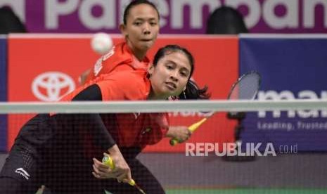 Pebulutangkis Ganda Putri Indonesia Rizki Amelia Pradipta dan Della Destiara Haris berusaha mengembalikan kok pebulutangkis Jepang saat berlaga pada semifinal beregu putri cabang olahraga bulutangkis Asian Games 2018 di Istora Senayan, Jakarta, Selasa (21/8).