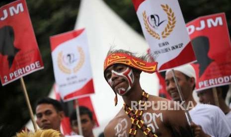 Relawan Jokowi-Ma'ruf Amin berkumpul untuk menunggu kedatangan capres petahana Joko Widodo bersama cawapres Ma'ruf Amin di Tugu Proklamasi, Jakarta, Jumat (21/9).