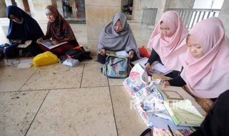 Sejumlah umat Muslim saat belajar Tahsin dan Tahfidz Alquran.