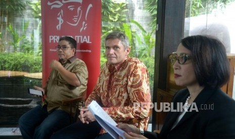 Diskusi Perekonomian Syariah. Presiden Direktur Prudential Indonesia Jens Reisch (tengah) bersama Corporate Communications & Sharia Director Nini Sumohandoyo (kanan) dan Pengamat Ekonomi Syariah, M Syakir Sula (kiri) menjadi nara sumber dalam diskusi 