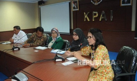 Deputi Pencegahan BNN Irjen Pol Ali Johardi, Ketua KPAI Susanto,  Komisioner KPAI bidang kesehatan dan Napza Siti Hikmawati, Komisioner KPAI bidang anak berhadapan dengan hukum (ABH) Putu Elvina, Kasubdit Pengawasan Produk Tembakau BPOM Moriana Hutabarat (kiri ke kanan) saat  saat melakukan keterangan kepada media tentang permasalahan narkotika dengan anak di Gedung KPAI, Jakarta,(6/3).