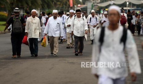 Munajat 212. Sejumlah umat muslim saat menghadiri Acara Munajat 212 di Monas, Jakarta, Kamis (21/2).