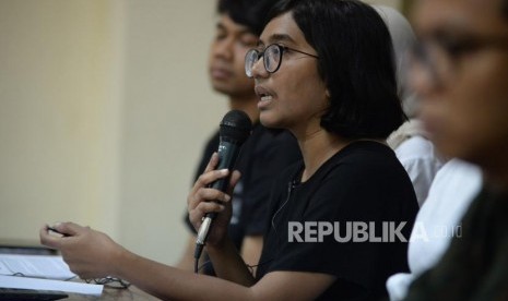 Ketua Umum YLBHI Asfinawati meminta pemerintah menghentikan penerapan UU 11/2020 tentang Cipta Kerja.