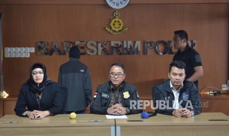 Kasubdit direktorat tindak pidana siber dittipidsiber bareskrim polri kombes pol Dani Kustoni (tengah) memberikan keterangan kepada media terkait ungkap kasus tindak pidana defacing di Bareskrim Polri. Jakarta, Selasa (31/7).