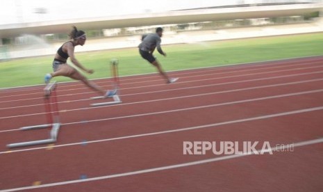 Atlet atletik Indonesia berlatih di Stadion Madya, Senayan, Jakarta.