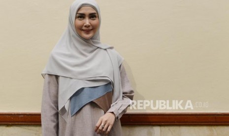 Fenita Arie melakukan sesi foto bersama Repubika  dalam acara Hijrah Fest 2018 di JCC, Jakarta, Jumat (9/11).