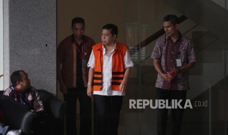 Tersangka kasus korupsi KTP Elektronik Setya Novanto (tengah) berjalan seusai menjalani pemeriksaan di gedung KPK, Jakarta, Jumat (24/11).