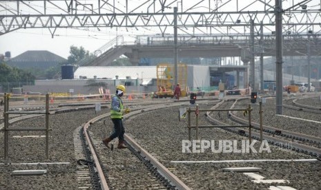 Menhub Tinjau Depo MRT. Pekerja menyelesaikan pengerjaan rel kereta di depo MRT, Lebak Bulus, Jakarta, Ahad (1/7).