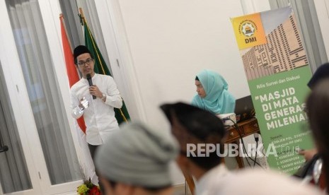 Masjid Di Mata Generasi Milenial. Peneliti Merial Institue Danial Iskandar Yusuf memberikan paparan hasil survei di Dewan Masjid Indonesia, Jakarta, Jumat (27/7).