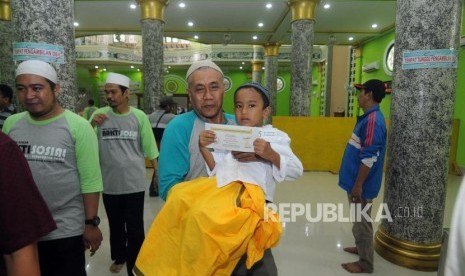 Tradisi Khitan Sudah Ada Sejak Zaman Nabi Adam (Ilustrasi). FOTO: Seorang anak usai mengikuti khitanan massal di Masjid Jami Al Falah, Menteng, Jakarta Pusat, Ahad (17/12).