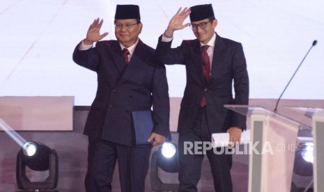 Pasangan Capres dan Cawapres nomor urut 02 Prabowo Subianto-Sandiaga Uno saat debat pertama pasangan calon presiden dan wakil presiden pemilu 2019 di Jakarta, Kamis (17/1).