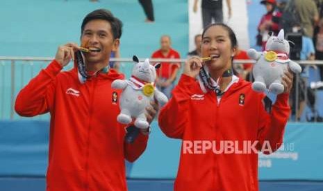 Emas Dari Tenis. Pasangan Ganda Campuran Tenis Christopher Rungkat dan Aldila Sutjiadi saat upacara pengalungan medali cabang Tenis nomor ganda campuran Asian Games 2018 di Komplek Olahraga Jakabaring, Sabtu (25/8).