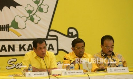 Ketua Harian Partai Golkar Nurdin Halid (kiri) bersama Sekjen Idrus Marham (tengah) dan bendahara Umum Robert J. Kardinal melaksanakan rapat pleno di kantor DPP Partai Golkar, Jakarta, Selasa (21/11).