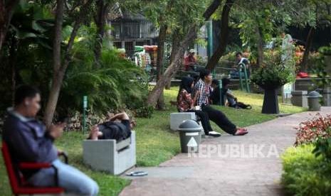 Sejumlah warga beraktivitas di Taman Setu Lembang, Jakarta, Kamis (2/8).