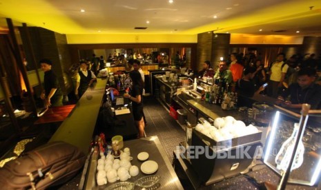 Suasana tempat bar di Hotel Alexis, Jakarta, Selasa (31/10).