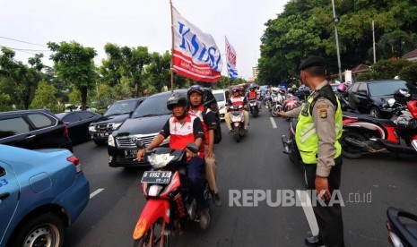 Demo Buruh. Sejumlah massa yang tergabung dalam koalisi buruh melakukan unjuk rasa di depan Balai Kota DKI Jakarta, Selasa (31/10).