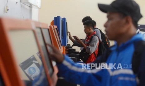 Tiket Kereta Lebaran Mulai Dijual.. Calon penumpang membeli tiket kereta tujuan luar kota di Stasiun Pasar Senen, Jakarta, Senin (25/2).