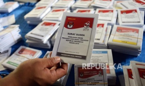 Petugas merapikan surat suara saat melakukan simulasi pencoblosan pemilu di GOR Bulungan, Kebayoran Baru, Jakarta, Sabtu (6/4).