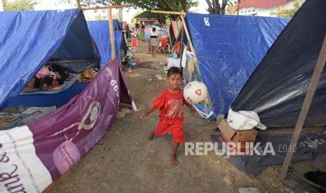 Anak-anak saat bermain di Posko pengungsian Lapangan Masjid Agung Darussalam , Palu, Sulawesi Tengah, Jumat (5/10).