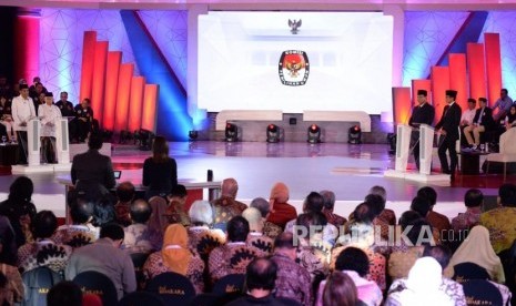 Suasana debat pertama pasangan calon presiden dan wakil presiden pemilu 2019 di Jakarta, Kamis (17/1).