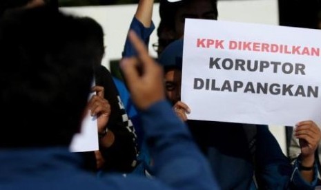  Demo yang sedianya digelar oleh Badan Eksekutif Mahasiswa (BEM) Sekolah Tinggi Ilmu Tarbiyah (STIT) Madina Sragen di depan Kantor Pemkab dan Alun-alun Sragen Selasa (24/9) itu, mendadak dialihkan menjadi kegiatan droping air bersih.