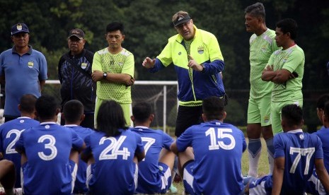  Punggawa Persib dan pelatih Robert Alberts