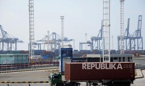 Aktivitas bongkar muat peti kemas di Pelabuhan Tanjung Priok, Jakarta, Senin (15/10).