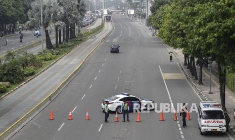 Beberapa ruas jalan di sekitar Monumen Nasional (Monas) Jakarta ditutup akibat adanya unjukrasa menolak UU tentang Cipta Lapangan Kerja (Foto: ilustrasi)