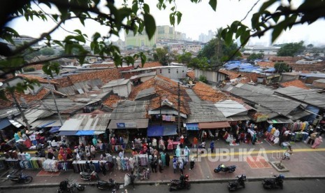 Pedagang Kaki Lima. Pedagang nekat berjaulan menggunakan trotoar di sekitaran Jalan Jati Baru Raya kawasan Statsun Kereta Tanah Abang, Jakarta, Kamis (2/11).