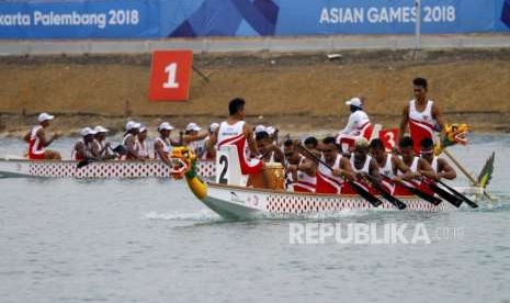 Perunggu Perahu Naga Putra. Tim Dayung Perahu Tradisional Indonesia menuju garis start saat pertandingan cabang Kano nomor balap Perahu Tradisional 500 m putra di Komplek Olahraga Jakabaring, Palembang, Ahad (26/8).