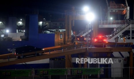 Sejumlah mobil bersiap memasiki kapal di Pelabuhan Merak, Banten, Jumat (8/6).