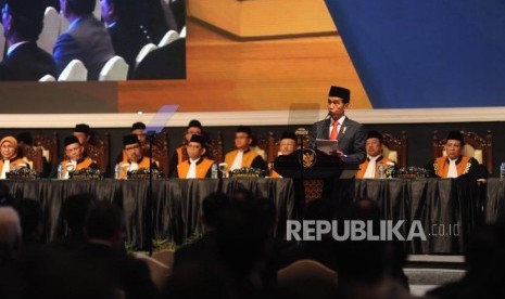 Presiden Republik Indonesia Joko Widodo memberikan sambutan dalam acara laporan tahunan Mahkamah Agung (MA) di JCC, Jakarta, Kamis (1/3).