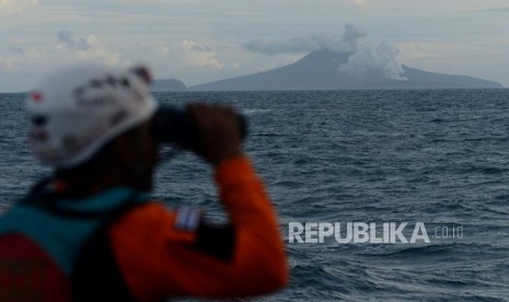 Gunung Anak Krakatau Erupsi. Gunung Anak Krakatau erupsi, Rabu (4/1/2023) dan melontarkan abu setinggi sekitar 300 meter.