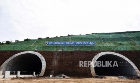 Pekerja menyelesaikan pembangunan tebing terowongan Jalan Tol Cileunyi-Sumedang-Dawuan (Cisumdawu) di Kabupaten Sumedang, Sabtu (1/6).