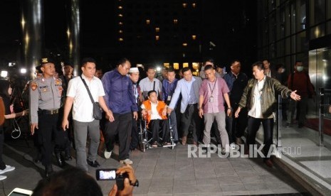 Ditahan. Ketua DPR RI Setya Novanto tiba di gedung KPK, Jakarta Selatan, mengenkan rompi tahanan dan menaiki kursi roda, Ahad(19/11).