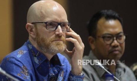 Vice President and Public Policy Facebook Asia Pacific Simon Milner (kiri)  dan Kepala Kebijakan Publik Facebook Indonesia Ruben Hattari (kanan) mengikuti rapat dengar pendapat umum dengan Komisi I DPR di Kompleks Parlemen Senayan, Jakarta, Selasa (17/4).