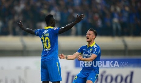 Selebrasi Striker Persib Bandung Ezechiel Ndouasel dan Rena Mihelic