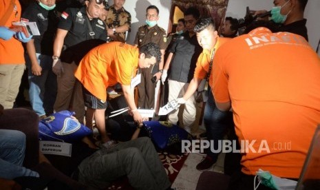 Tersngka kasus pembunuhan satu keluarga, Haris Simamora mengikuti rekonstruksi  di tempat kejadian perkara di Bekasi, Jawa Barat, Rabu (21/11).