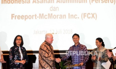 Penandatanganan Divestasi Saham Freeport. Direktur Utama PT Inalum Budi Gunadi Sadikin (kedua kanan) bersama CEO Freeport-McMoran Inc Richard Adkerson (kedua kiri) menandatangni perjanjian divestasi saham PT Freeport Indonesia disaksikan Menkeu Srri Mulyani (kiri) serta Menteri BUMN Rini Soemarno di Kementerian Keuangan, Jakarta, Kamis (12/7).