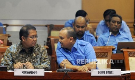 Telecommunication and Information Accessibility Board (BAKTI) Director Anang Latif (right)