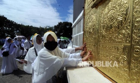 Sejumlah warga mengikuti kegiatan manasik haji (Ilustrasi)