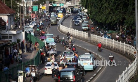 Suasana lalu lintas di kawasan Jatinegara, Jakarta, Jumat (23/3).