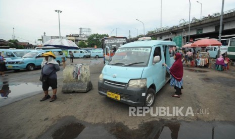 Rencana Ok Trip. Penumpang Naik angkutan umum di terminal Kampung Melayu, Jakarta, Rabu (8/11).