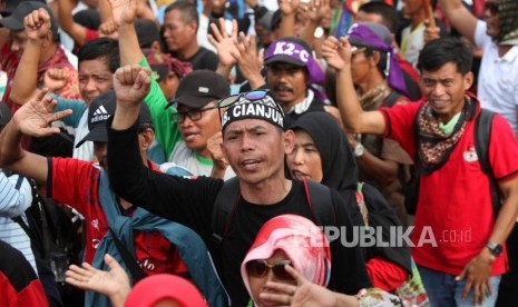 Massa yang tergabung dalam Forum Honorer Kategori 2 Indonesia melakukan aksi unjuk rasa di Depan Gedung Istana Negara, Jakarta, Rabu (31/10).