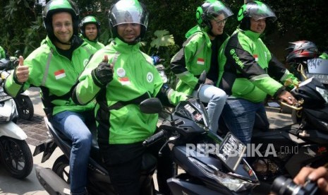 Founder dan CEO Gojek Grup Nadiem Makarim bersiap mengikuti konvoi saat peresmian logo baru Gojek di Jakarta, Senin (22/7). Gojek disebut telah mendapatkan izin prinsip untuk mengaspal di Malaysia.